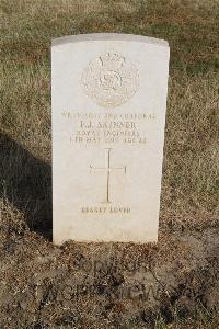 Ismailia War Memorial Cemetery - Skinner, Frederick John